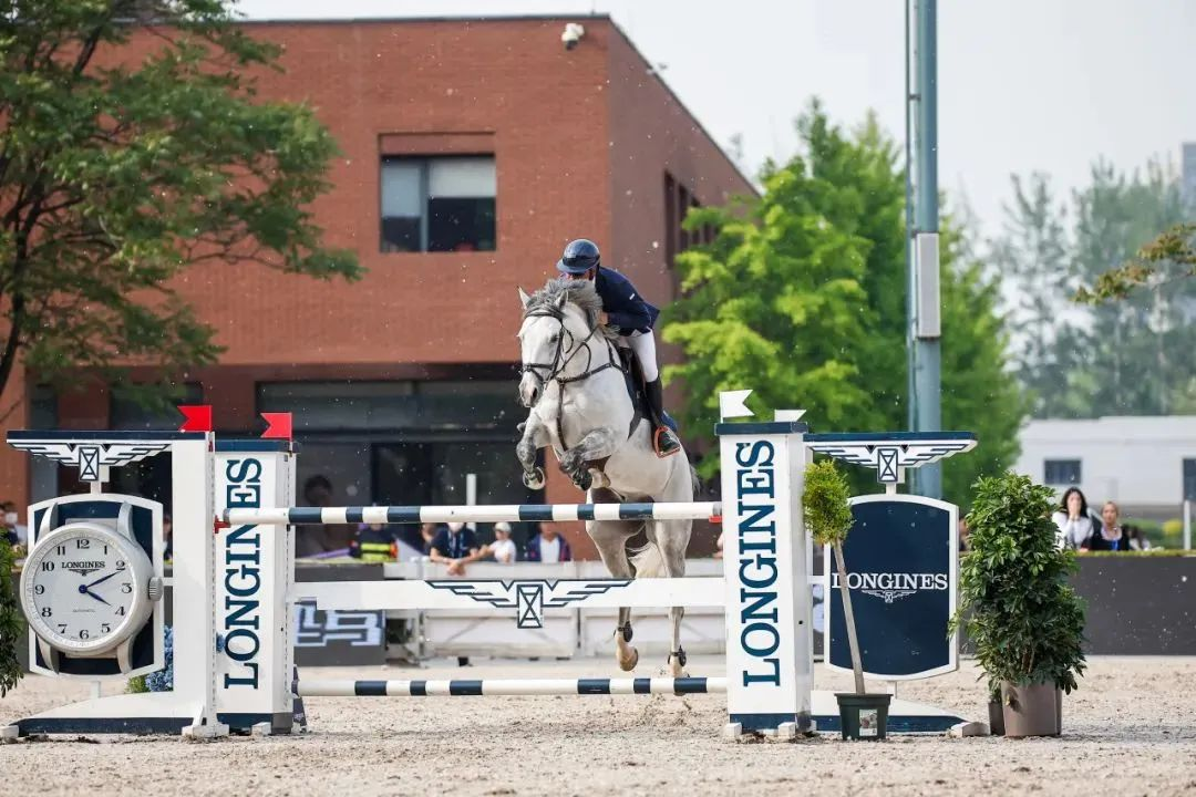 高清视界，，，，，跃马扬鞭 | 尊龙凯时助力2025国际马联园地障碍天下杯中国联赛